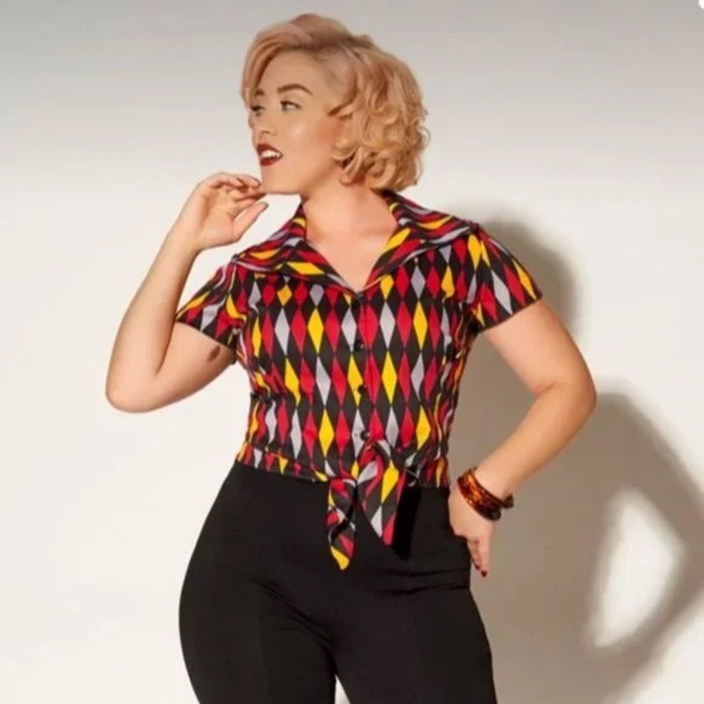Laura Byrnes Ridley Top in Red House Harlequin